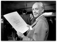 I 1988 mottok Einar Hedén A. Chr. Houens diplom for framragende arbeid med Gamle Stavanger. Foto: Ukjent.